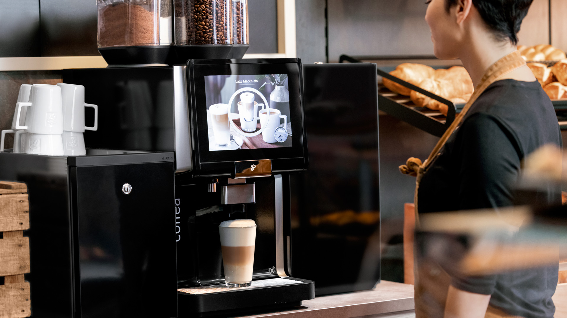 Kaffeezubereitung mit dem Coffea Dynamik Kaffeevollautomaten